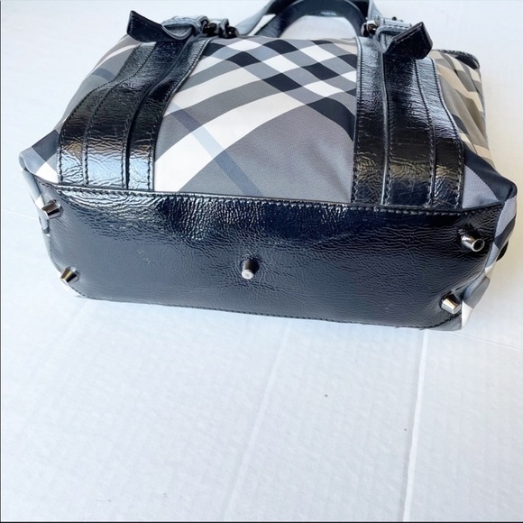 Burberry Victoria Beat Check Nova Tote Bag - Picture 11 of 16